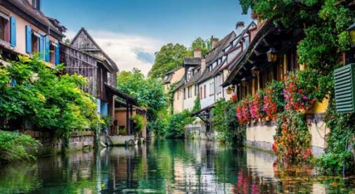 Beautiful-Small-Towns-to-Live-in-France