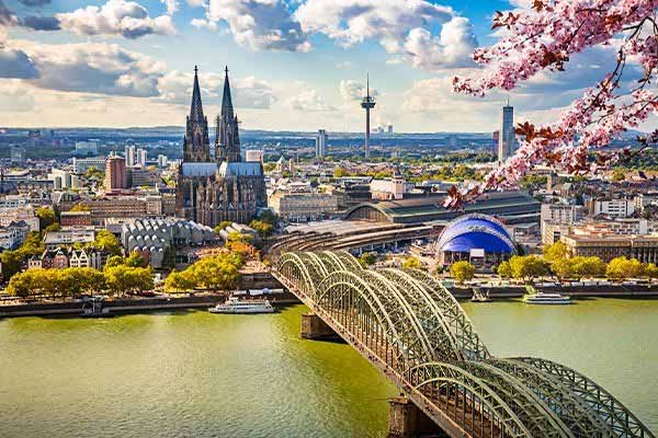 Walk-on-the-Rhine-River-in-Cologne