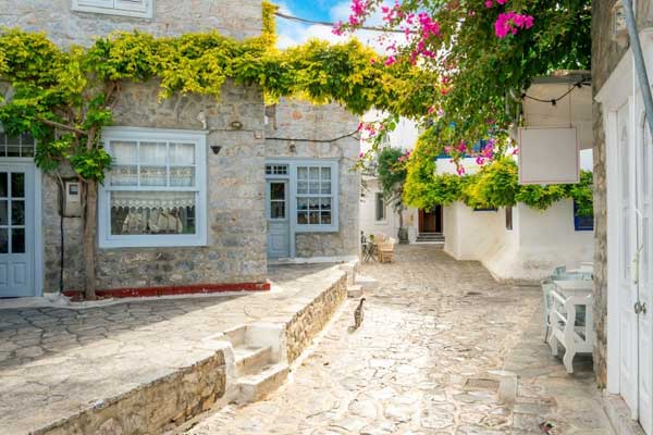 Wandering the pretty streets of Hydra